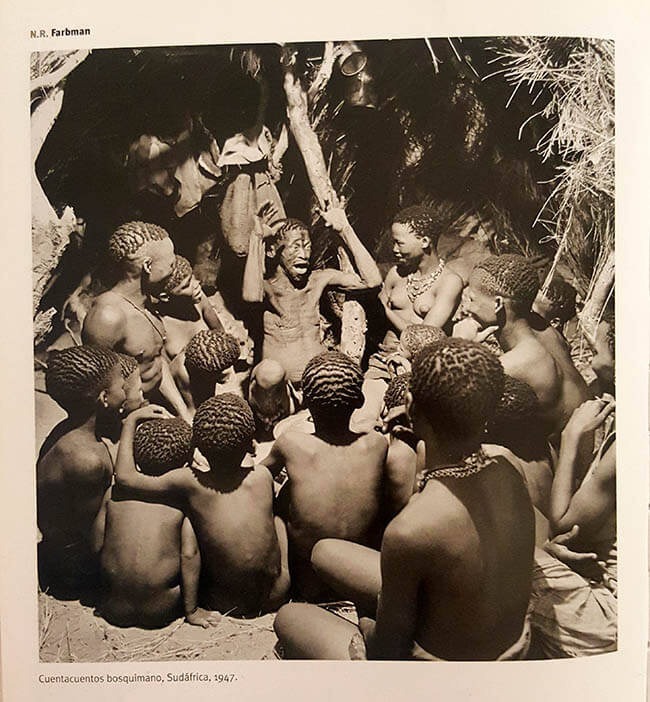 Ejemplo de literatura oral en una fotografía de Nat Farbman a un grupo de bosquimanos