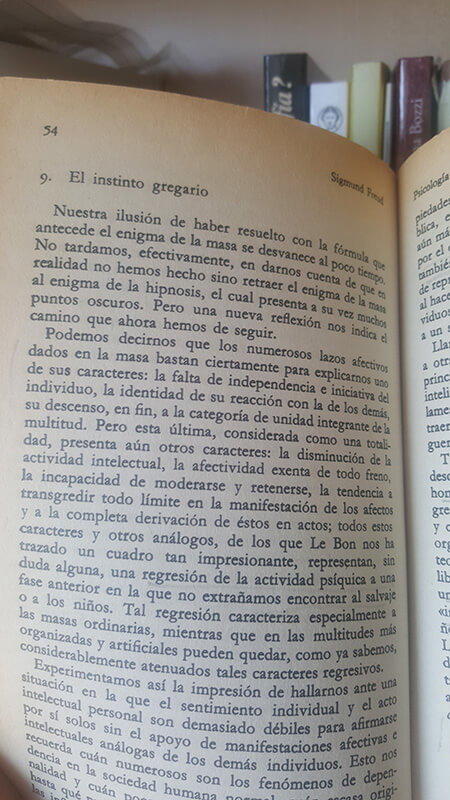 Fragmento del ensayo Psicología de las masas de Freud. Página 54.