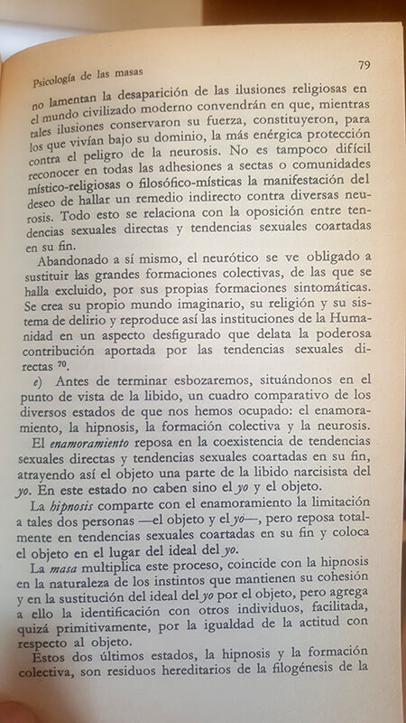 Página 79 de Psicología de las masas. Freud resumen por qué el enamoramiento y la hipnosis tienen lugar en el fenómeno de la psicología de las multitudes.